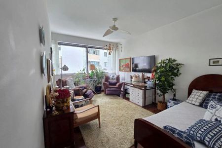Apartamento à venda com 370m², 6 quartos e 3 vagas Apartamento à venda com 370m², 6 quartos e 3 vagasQuarto com cama, TV e móveis simples, com vista para a cidade.