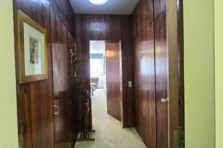 Apartamento à venda com 370m², 6 quartos e 3 vagas Apartamento à venda com 370m², 6 quartos e 3 vagasParede de madeira com porta de corredor e quadro na parede.