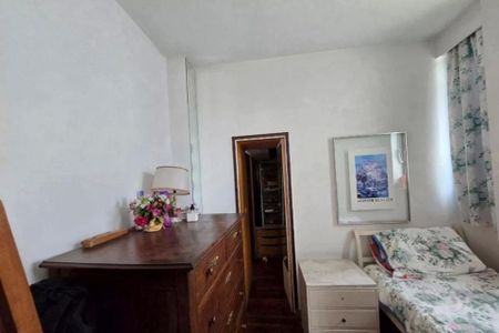 Apartamento à venda com 370m², 6 quartos e 3 vagas Apartamento à venda com 370m², 6 quartos e 3 vagasQuarto com cama simples, móveis de madeira e decoração simples.