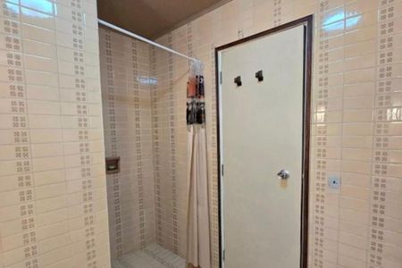 Apartamento à venda com 370m², 6 quartos e 3 vagas Apartamento à venda com 370m², 6 quartos e 3 vagasBanheiro com chuveiro e pia, com teto baixo e paredes de azulejos brancos e decorados.