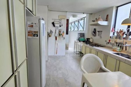Apartamento à venda com 370m², 6 quartos e 3 vagas Apartamento à venda com 370m², 6 quartos e 3 vagasCozinha com geladeira, fog. o, pia e utens. lios de cozinha.