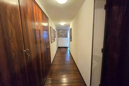 Apartamento à venda com 370m², 6 quartos e 3 vagas Apartamento à venda com 370m², 6 quartos e 3 vagasCorredor com portas de madeira e iluminação adequada.