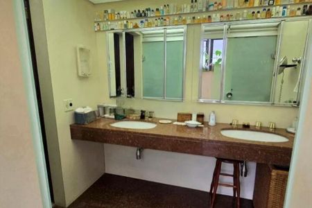 Apartamento à venda com 370m², 6 quartos e 3 vagas Apartamento à venda com 370m², 6 quartos e 3 vagasBanheiro com dois lavabos e uma pia em um estilo moderno e elegante.