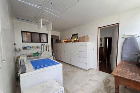 Apartamento à venda com 370m², 6 quartos e 3 vagas Apartamento à venda com 370m², 6 quartos e 3 vagasSala de lavanderia comum com geladeira e secadora, piso de porcelanato e iluminação adequada.