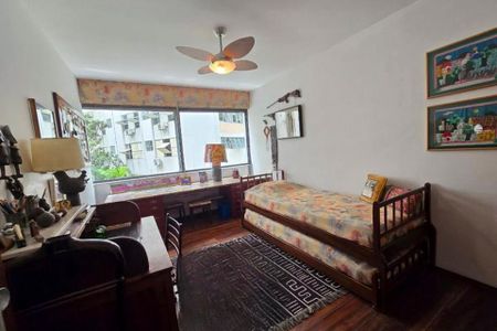 Apartamento à venda com 370m², 6 quartos e 3 vagas Apartamento à venda com 370m², 6 quartos e 3 vagasQuarto com cama de solteiro, mesa e cadeira, com vista para o prédio ao lado.