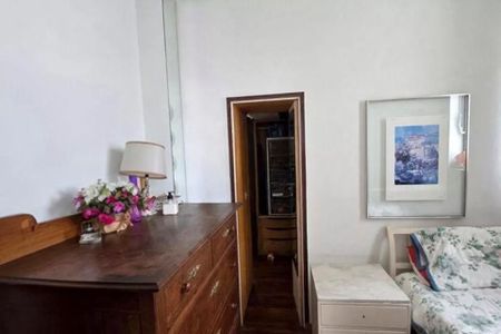 Apartamento à venda com 370m², 6 quartos e 3 vagas Apartamento à venda com 370m², 6 quartos e 3 vagasQuarto com cama, mesa e armário, com uma vista para a cidade.
