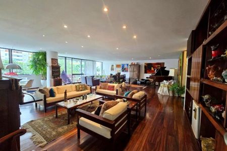 Apartamento à venda com 370m², 6 quartos e 3 vagas Apartamento à venda com 370m², 6 quartos e 3 vagasSala de estar com móveis de madeira e decoração moderna, com vista para a cidade.