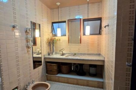 Apartamento à venda com 370m², 6 quartos e 3 vagas Apartamento à venda com 370m², 6 quartos e 3 vagasBanheiro com piso de azulejos, bancada de granito e iluminação adequada.