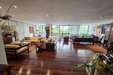 Apartamento à venda com 370m², 6 quartos e 3 vagas Apartamento à venda com 370m², 6 quartos e 3 vagasSala de estar com móveis modernos e decoração elegante, com vista para o jardim.