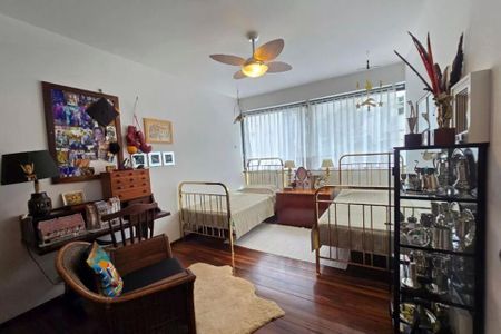 Apartamento à venda com 370m², 6 quartos e 3 vagas Apartamento à venda com 370m², 6 quartos e 3 vagasQuarto com duas camas simples, mobiliário simples e decoração minimalista.