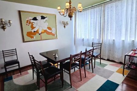 Apartamento à venda com 370m², 6 quartos e 3 vagas Apartamento à venda com 370m², 6 quartos e 3 vagasSala de jantar com mesa e cadeiras, pintura de cavaleiros e chandelier.