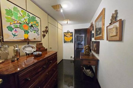 Apartamento à venda com 370m², 6 quartos e 3 vagas Apartamento à venda com 370m², 6 quartos e 3 vagasPintura de árvore com frutas e aves em um ambiente elegante e decorado.