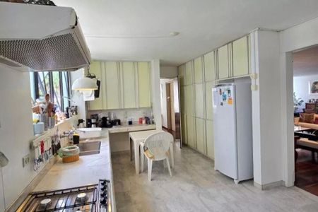 Apartamento à venda com 370m², 6 quartos e 3 vagas Apartamento à venda com 370m², 6 quartos e 3 vagasCozinha com pia, fog. O, geladeira e móveis brancos, com iluminação adequada e acabamento em gesso.
