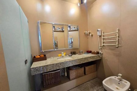 Apartamento à venda com 370m², 6 quartos e 3 vagas Apartamento à venda com 370m², 6 quartos e 3 vagasBanheiro com pia e vaso sanitário, com espelho e iluminação adequada.