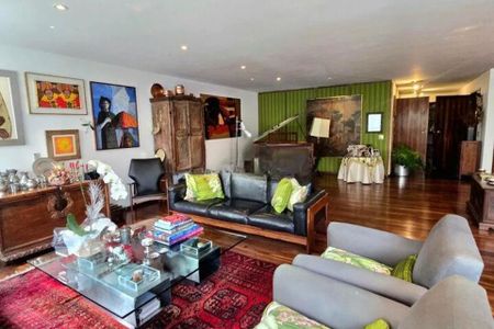 Apartamento à venda com 370m², 6 quartos e 3 vagas Apartamento à venda com 370m², 6 quartos e 3 vagasSala de estar com móveis de madeira e pinturas na parede.