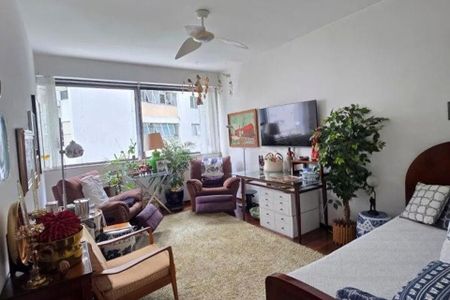 Apartamento à venda com 370m², 6 quartos e 3 vagas Apartamento à venda com 370m², 6 quartos e 3 vagasSala com móveis de madeira, janelas grandes e iluminação natural, com uma TV e uma planta no canto.