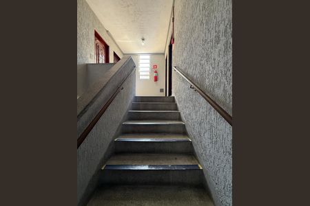 Apartamento para alugar com 50m², 2 quartos e sem vaga Apartamento para alugar com 50m², 2 quartos e sem vagaEscada