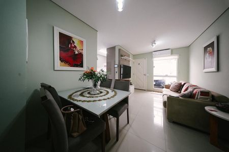 Casa à venda com 60m², 2 quartos e 2 vagas Casa à venda com 60m², 2 quartos e 2 vagasSala