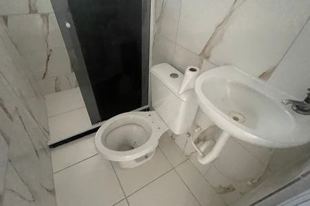 Banheiro de casa para alugar com 1 quarto, 50m² em Parque Duque, Duque de Caxias
