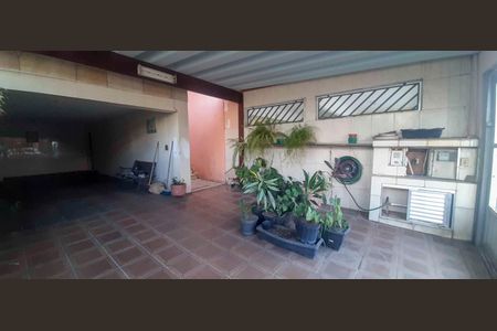 Casa à venda com 171m², 4 quartos e 3 vagas Casa à venda com 171m², 4 quartos e 3 vagasGaragem