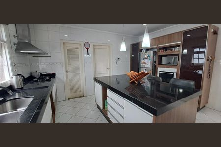Casa à venda com 380m², 4 quartos e 6 vagas Casa à venda com 380m², 4 quartos e 6 vagasCozinha
