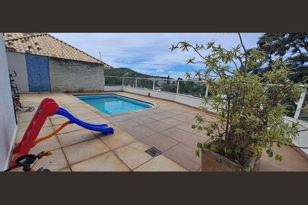 Casa à venda com 380m², 4 quartos e 6 vagas Casa à venda com 380m², 4 quartos e 6 vagasÁrea externa