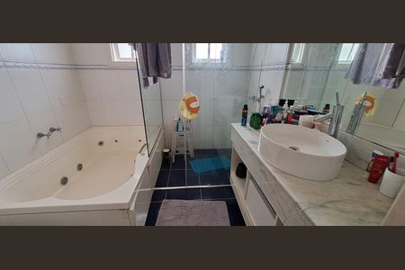 Casa à venda com 380m², 4 quartos e 6 vagas Casa à venda com 380m², 4 quartos e 6 vagasBanheiro