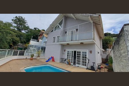 Casa à venda com 380m², 4 quartos e 6 vagas Casa à venda com 380m², 4 quartos e 6 vagasÁrea externa