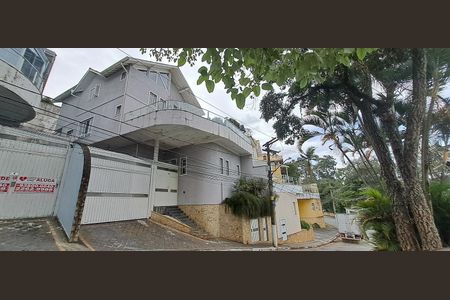 Casa à venda com 380m², 4 quartos e 6 vagas Casa à venda com 380m², 4 quartos e 6 vagasFachada