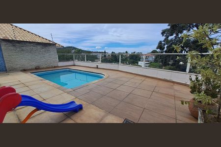 Casa à venda com 380m², 4 quartos e 6 vagas Casa à venda com 380m², 4 quartos e 6 vagasÁrea externa