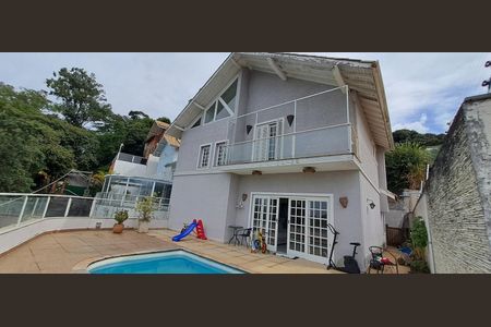 Casa à venda com 380m², 4 quartos e 6 vagas Casa à venda com 380m², 4 quartos e 6 vagasÁrea externa