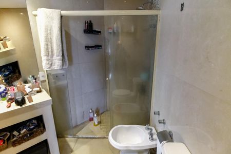 Apartamento para alugar com 317m², 3 quartos e 5 vagas Apartamento para alugar com 317m², 3 quartos e 5 vagasBanheiro da Suíte 1