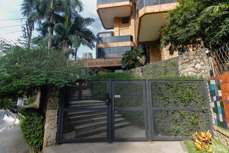 Apartamento para alugar com 317m², 3 quartos e 5 vagas Apartamento para alugar com 317m², 3 quartos e 5 vagasFachada e portaria