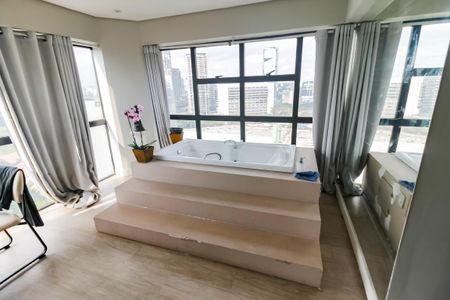 Apartamento para alugar com 317m², 3 quartos e 5 vagas Apartamento para alugar com 317m², 3 quartos e 5 vagasDetalhe - Suíte 1 (Banheira)