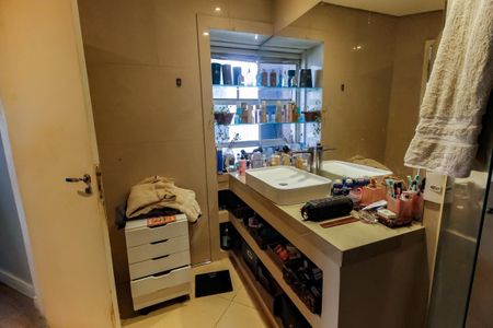 Apartamento para alugar com 317m², 3 quartos e 5 vagas Apartamento para alugar com 317m², 3 quartos e 5 vagasBanheiro da Suíte 1