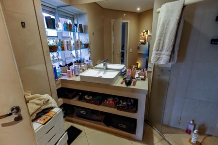 Apartamento para alugar com 317m², 3 quartos e 5 vagas Apartamento para alugar com 317m², 3 quartos e 5 vagasBanheiro da Suíte 1