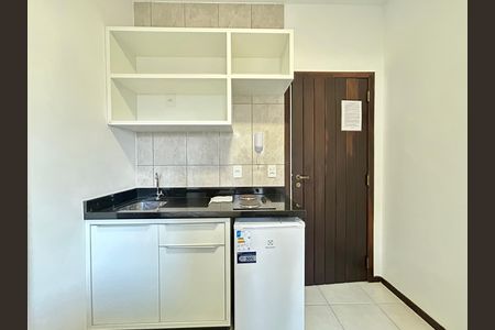 Cozinha  de kitnet/studio para alugar com 1 quarto, 11m² em Saco dos Limões, Florianópolis