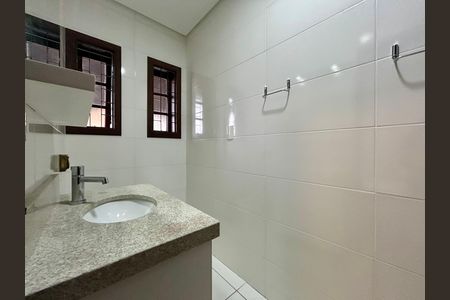 Banheiro de kitnet/studio para alugar com 1 quarto, 11m² em Saco dos Limões, Florianópolis