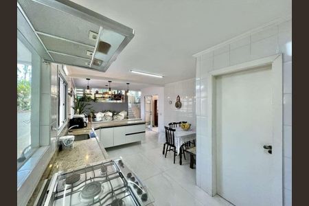 Casa à venda com 5 quartos, 400m² em Jardim do Golf I, Barueri