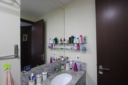 Apartamento à venda com 70m², 2 quartos e 1 vagaBanheiro da suíte 1
