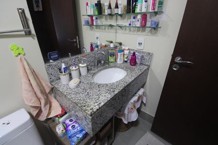Apartamento à venda com 70m², 2 quartos e 1 vagaBanheiro da suíte 1