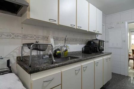 Apartamento à venda com 115m², 4 quartos e sem vaga Apartamento à venda com 115m², 4 quartos e sem vagaCozinha com pia, fogão e geladeira, com móveis brancos e azulejos brancos e decorativos.
