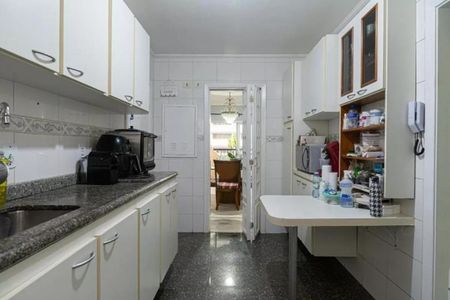 Apartamento à venda com 115m², 4 quartos e sem vaga Apartamento à venda com 115m², 4 quartos e sem vagaCozinha com móveis brancos, bancada de granito e geladeira, fogão e micro-ondas.