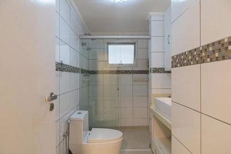 Apartamento à venda com 115m², 4 quartos e sem vaga Apartamento à venda com 115m², 4 quartos e sem vagaBanheiro com piso de porcelanato, vaso sanitário e chuveiro, com uma janela pequena e iluminação boa.