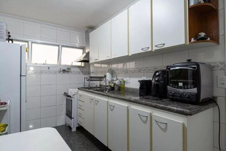 Apartamento à venda com 115m², 4 quartos e sem vaga Apartamento à venda com 115m², 4 quartos e sem vagaCozinha com móveis brancos e azulejos brancos, com uma janela pequena e iluminação boa.