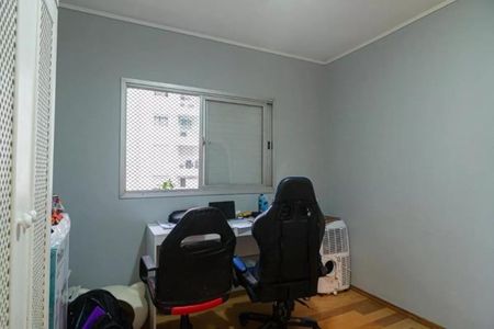Sala de escritório com duas cadeiras e uma mesa, com uma janela e um ar condicionado. de apartamento à venda com 4 quartos, 115m² em Bela Vista, São Paulo