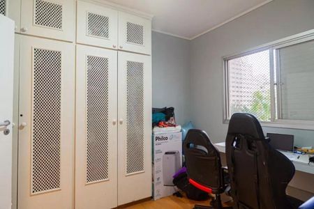 Cabinets and a water cooler in a room with a window and a desk. de apartamento à venda com 4 quartos, 115m² em Bela Vista, São Paulo