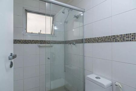 Banheiro com chuveiro e pia, com janela e teto branco, paredes de azulejos brancos e mosaico de cores claras. de apartamento à venda com 4 quartos, 115m² em Bela Vista, São Paulo