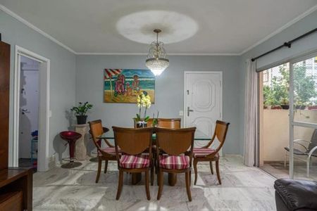 Sala de jantar com mesa de vidro e cadeiras de madeira, com uma pintura de praia no fundo. de apartamento à venda com 4 quartos, 115m² em Bela Vista, São Paulo