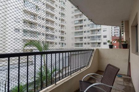 Apartamento à venda com 115m², 4 quartos e sem vaga Apartamento à venda com 115m², 4 quartos e sem vagaVaranda com vista para a cidade, com cadeiras e plantas, com um ambiente relaxante e aconchegante.